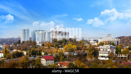 Chisinau, Moldavia 24 Giugno 2019: Autunno panorama della città di Chisinau alti edifici di costruzione, la vista della città circus. Chisinau capitale del Re Foto Stock