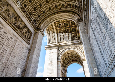 La volta del Arc de Triomphe a Parigi, Francia, visto dal di sotto. Foto Stock