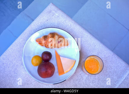 I francesi di mantenere la loro colazione leggera. Pane, essendo un fiocco, succo di arancia, succo di frutta e un occasionale formaggi sono alcune delle scelte. Foto Stock