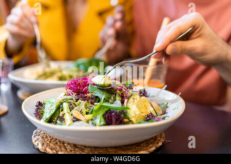 Close-up di persone aventi una sana il pranzo in un ristorante Foto Stock