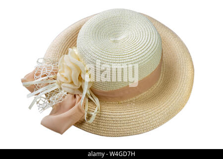 Piuttosto cappello di paglia con nastro e fiore isolato su sfondo bianco beach hat vista da un lato. Foto Stock