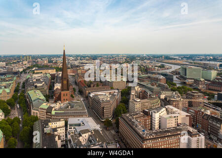 Paesaggio con St. James Church, la vecchia città ed il St. Georg, Amburgo, Germania Foto Stock