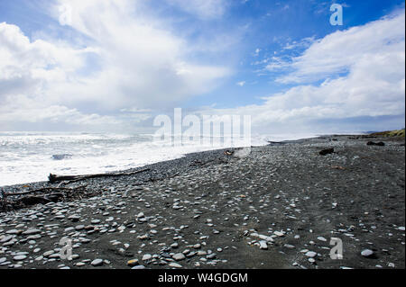 Grigio spiaggia rocciosa in Okarito, Isola del Sud, Nuova Zelanda Foto Stock