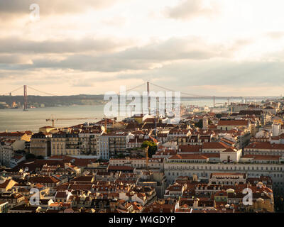 Vista sulla città con il Ponte 25 de Abril Tejo River da Miradouro da Nossa Senhora do Monte, Lisbona, Portogallo Foto Stock