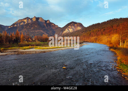 Paesaggio di montagna. L'autunno. Pieniny, tre corone picco sul fiume Dunajec Foto Stock