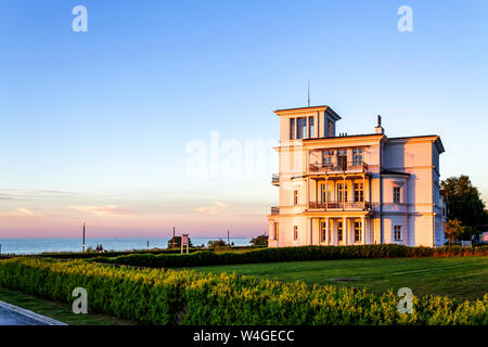 Casa in Heiligendamm presso sunrise, Bad Doberan, Germania Foto Stock