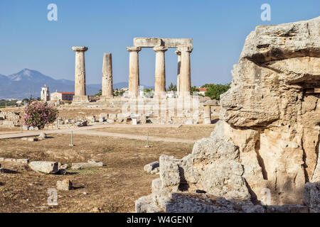 Sito archeologico con arcaico Tempio di Apollo, Dorian colonne, Corinto, Grecia Foto Stock