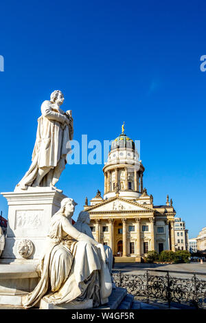 Vista della cattedrale francese con il monumento a Schiller in primo piano, Gendarmenmarkt Berlin, Germania Foto Stock