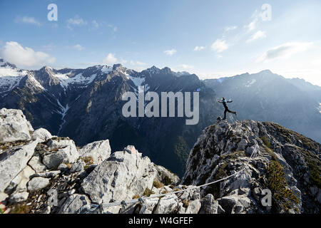 Austria, Tirolo, Gnadenwald, Hundskopf, femmina scalatore in piedi su una gamba Foto Stock