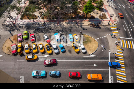 Vista street withcars, Cocotaxi e trasporto dal di sopra, Havana, Cuba Foto Stock