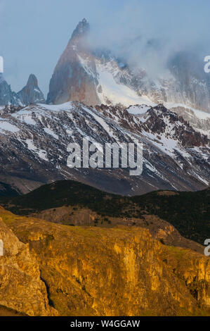 Vista del Monte Fitz Roy vicino a El Chalten a sunrise, Patagonia, Argentina, Sud America Foto Stock