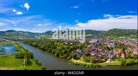 Vista panoramica di Kleinheubach con fiume Main, Baviera, Germania Foto Stock