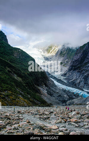 I turisti escursioni fino al ghiacciaio Franz Josef, Isola del Sud, Nuova Zelanda Foto Stock