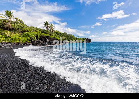 Spiaggia di sabbia nera, Waianapanapa State Park, Maui, Hawaii, STATI UNITI D'AMERICA Foto Stock
