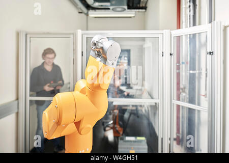 Il braccio di robot e hand-held controllo durante il test Foto Stock