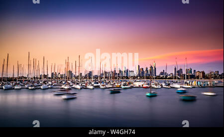 Barche ancorate a St. Kilda durante il tramonto Foto Stock