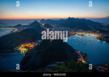 Vista dalla montagna di Sugarloaf al tramonto, Rio de Janeiro, Brasile Foto Stock
