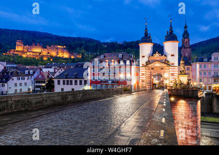 Il centro storico con Ponte gate e del Castello di Heidelberg in serata, Heidelberg, Baden-Wuerttemberg, Germania Foto Stock