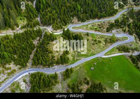 Veduta aerea di serpentine a Hahntennjoch, Valle del Lech, Tirolo, Austria Foto Stock