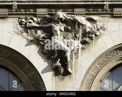 Rilievi, simboli, statue e decorazioni architettoniche degli edifici antichi. Naiad e Satiro bassorilievo su dell'edificio. Parigi Foto Stock