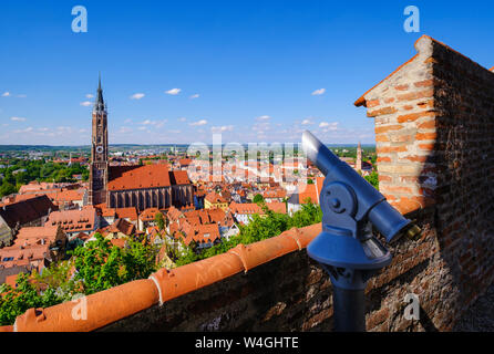 Vista dal Castello Trausnitz alla città vecchia e la basilica di San Martino a Landshut, Baviera, Germania Foto Stock