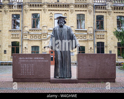 KIEV, UCRAINA-luglio 23, 2019: Monumento a uno scienziato russo Medeleyev vicino all'edificio n. 4 (Chemistry and Technology) di Igor Sikorsky Kyiv Polytechnic Ins Foto Stock