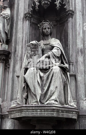 Statua di Themis, la bilancia della giustizia e la lettera della legge. Themis nella mitologia greca la dea della giustizia. Praga Foto Stock