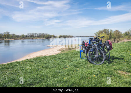 Panca con moto al fiume Elba, Viehle, Bassa Sassonia, Germania Foto Stock