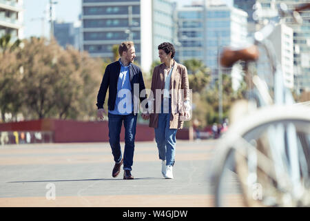 Giovane con le bici a Barcellona Foto Stock