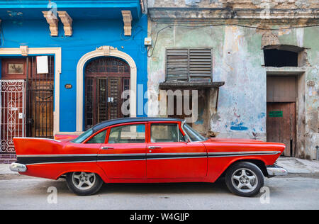 Parcheggiato rosso auto d'epoca, Havana, Cuba Foto Stock