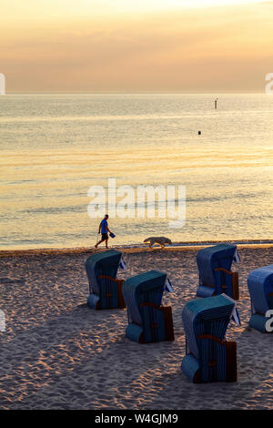 Vista sulla spiaggia al tramonto, Kuehlungsborn, Germania Foto Stock