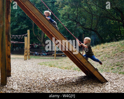 Due ragazzini divertirsi sul parco giochi Foto Stock