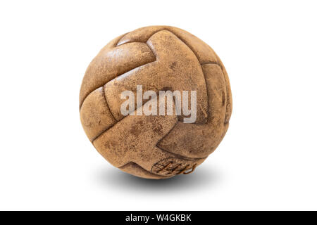 Vecchia pelle palla calcio isolati su sfondo bianco. Antiquariato palla calcio risale ai primi del XX secolo Foto Stock