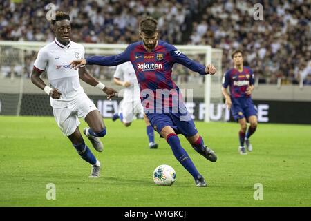 Tokyo, Giappone. 23 Luglio, 2019. FC Barcelona defender GERARD PIQUE (3) avanza la sfera durante Rakuten Cup 2019 match tra FC Barcelona e Chelsea FC a Saitama Stadium 2002. Chelsea FC ha vinto la partita 2-1. Credito: Rodrigo Reyes Marin/ZUMA filo/Alamy Live News Foto Stock