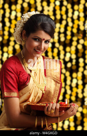 Ritratto di una donna che celebra la festa di Diwali Foto Stock