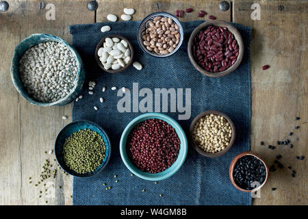 Bocce di vari di fagioli secchi Foto Stock