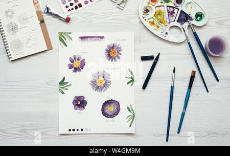 La pittura ad acquerello di fiori viola sul banco, vista dall'alto Foto Stock