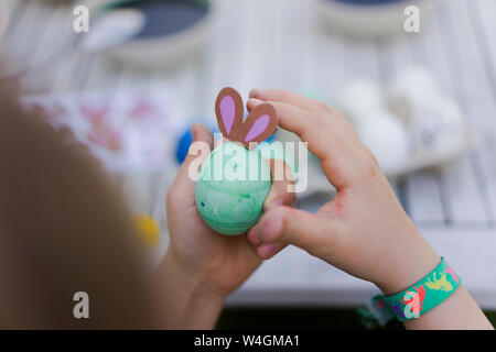 Close-up della ragazza con tinte uovo di Pasqua Foto Stock