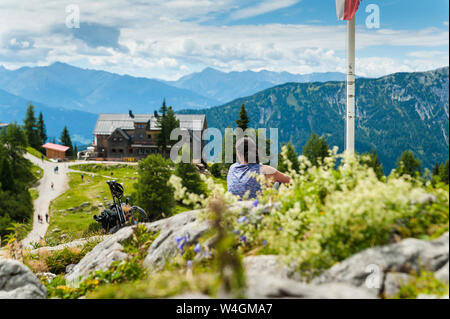 Austria, Tirolo, montagne Rofan, femmina escursionista Foto Stock