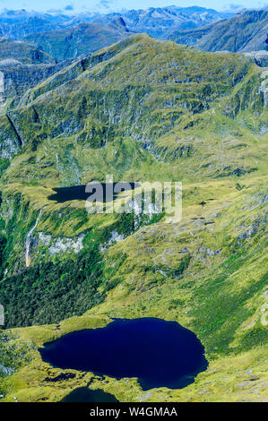 Vista aerea di aspre montagne del Parco Nazionale di Fiordland, Isola del Sud, Nuova Zelanda Foto Stock