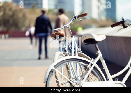 Giovane con le bici a Barcellona Foto Stock