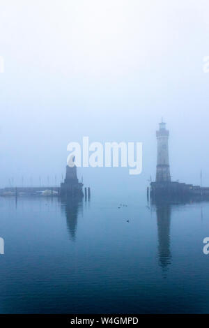 Porto di nebbia, Lindau, il lago di Costanza - Germania Foto Stock