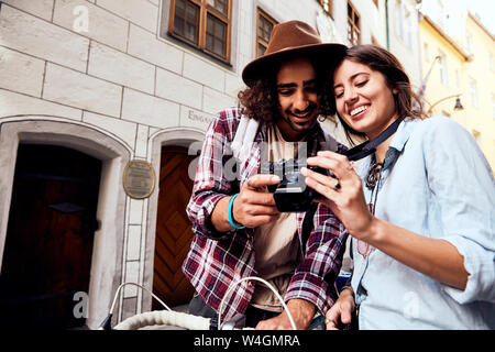 Coppia giovane verifica di una foto Foto Stock