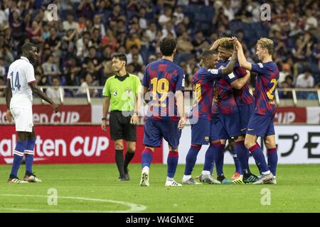 Tokyo, Giappone. 23 Luglio, 2019. FC Barcelona giocatori festeggiare il centrocampista Ivan Rakitic il gol contro il Chelsea FC durante Rakuten Cup 2019 corrispondono a Saitama Stadium 2002. Chelsea FC ha vinto la partita 2-1. Credito: Rodrigo Reyes Marin/ZUMA filo/Alamy Live News Foto Stock