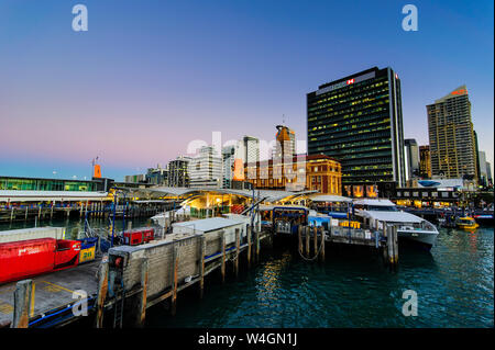 Skyline di Auckland all'imbrunire, Nuova Zelanda Foto Stock