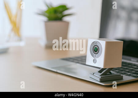 Una telecamera di sicurezza sulla tavola di legno. Telecamera IP. Foto Stock