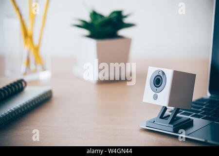 Una telecamera di sicurezza sulla tavola di legno. Telecamera IP. Foto Stock