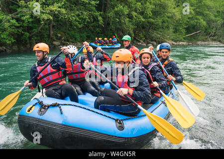 Un gruppo di persone di rafting in gommone sul Fiume Foto Stock