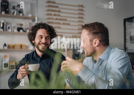 Due imprenditori aventi un incontro in una caffetteria Foto Stock