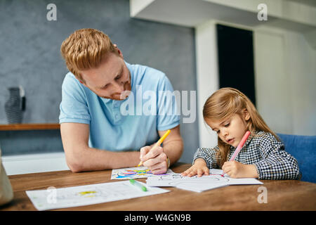 Padre e figlia seduta a tavola, pittura libro da colorare Foto Stock